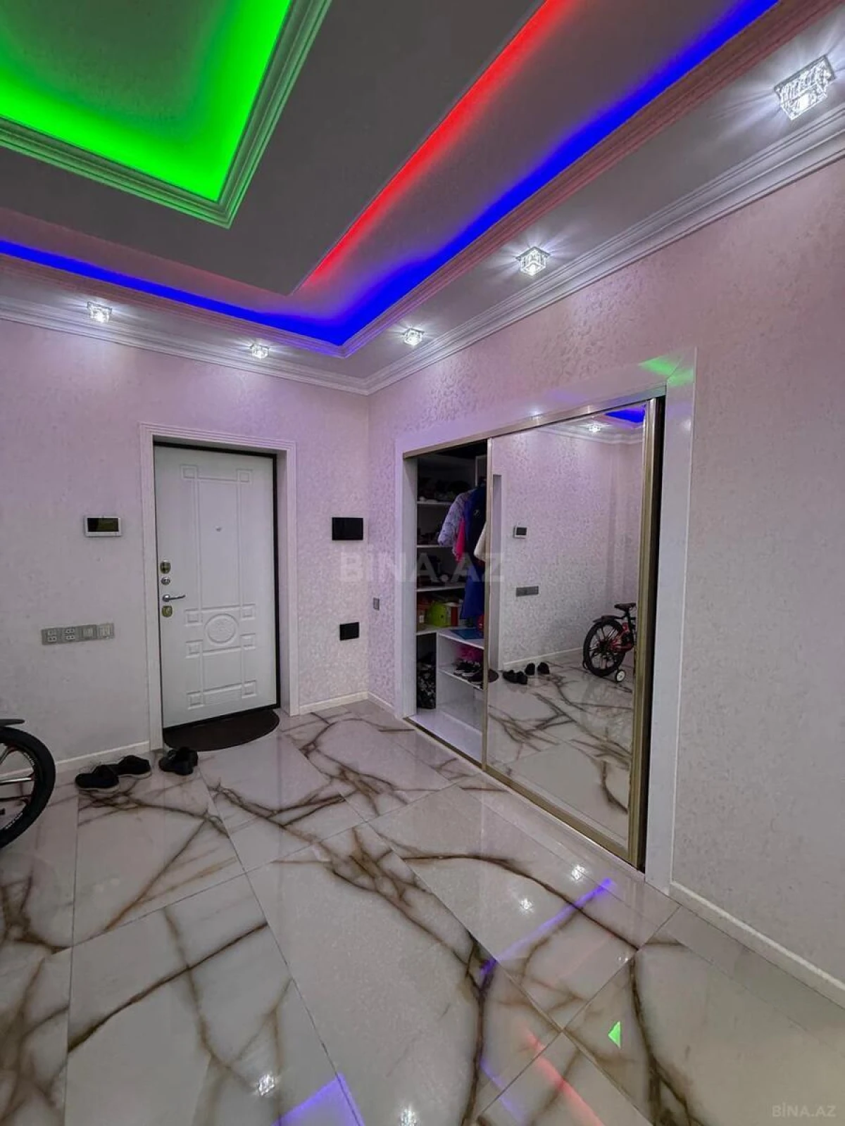 Satılır 3 otaqlı mənzil 220 m²