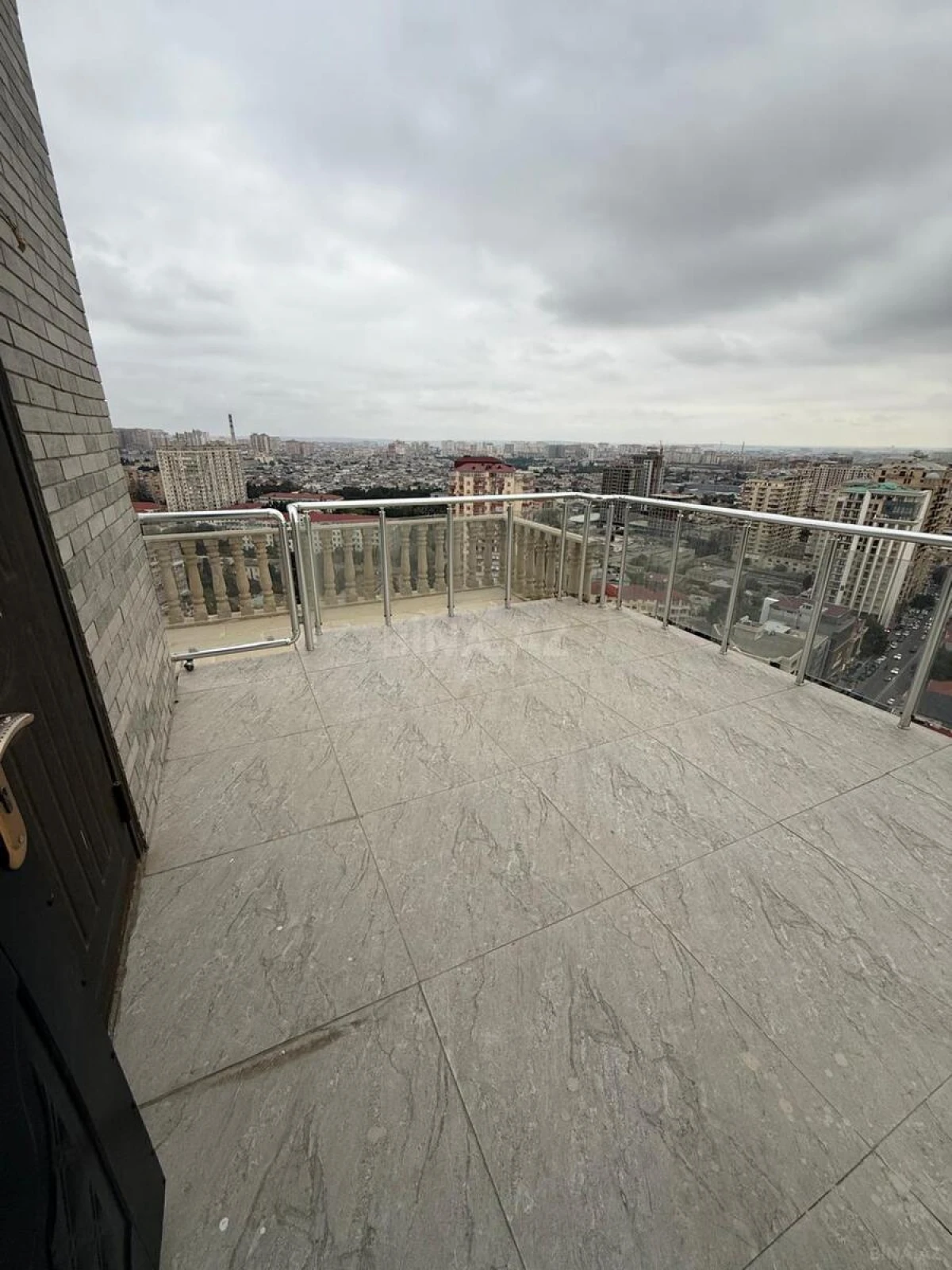 Satılır 3 otaqlı mənzil 220 m²