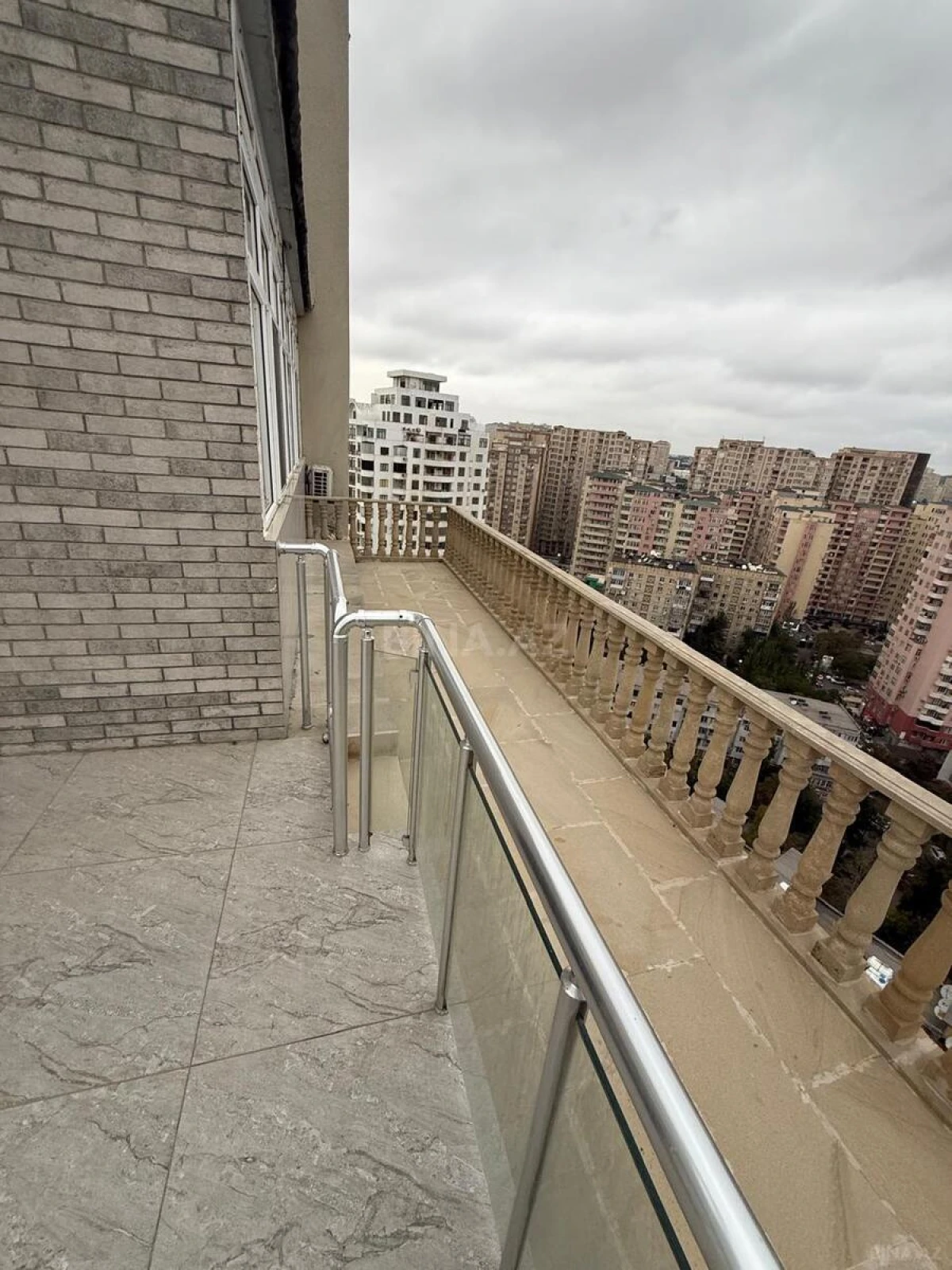 Satılır 3 otaqlı mənzil 220 m²