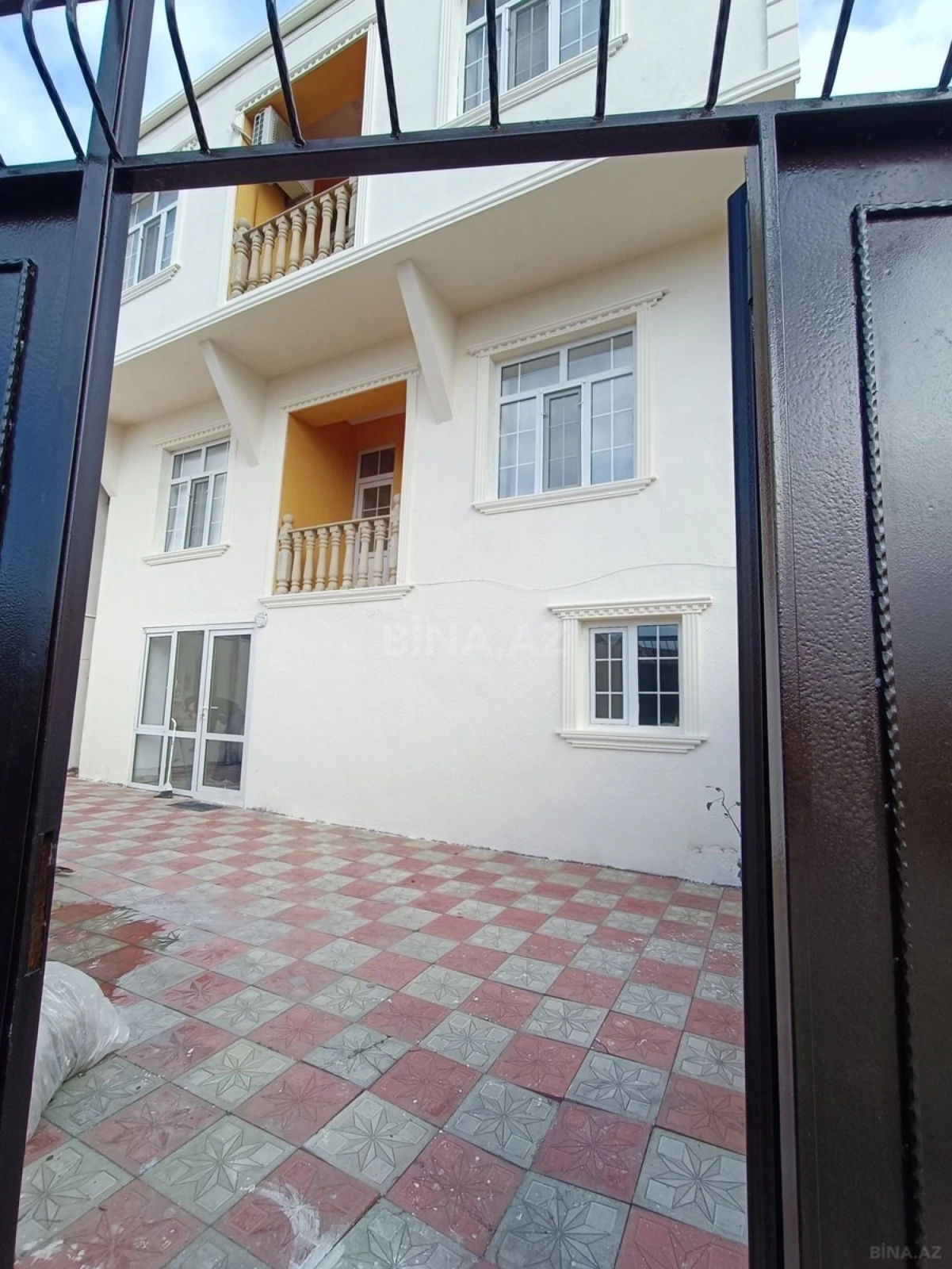 Satılır 5 otaqlı həyət evi 175 m²
