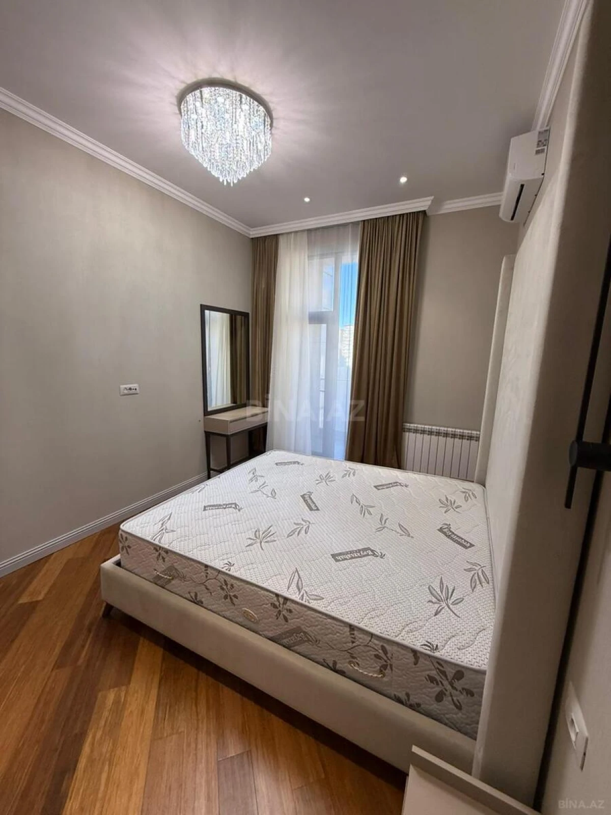 Kirayə verilir 4 otaqlı mənzil 200 m²