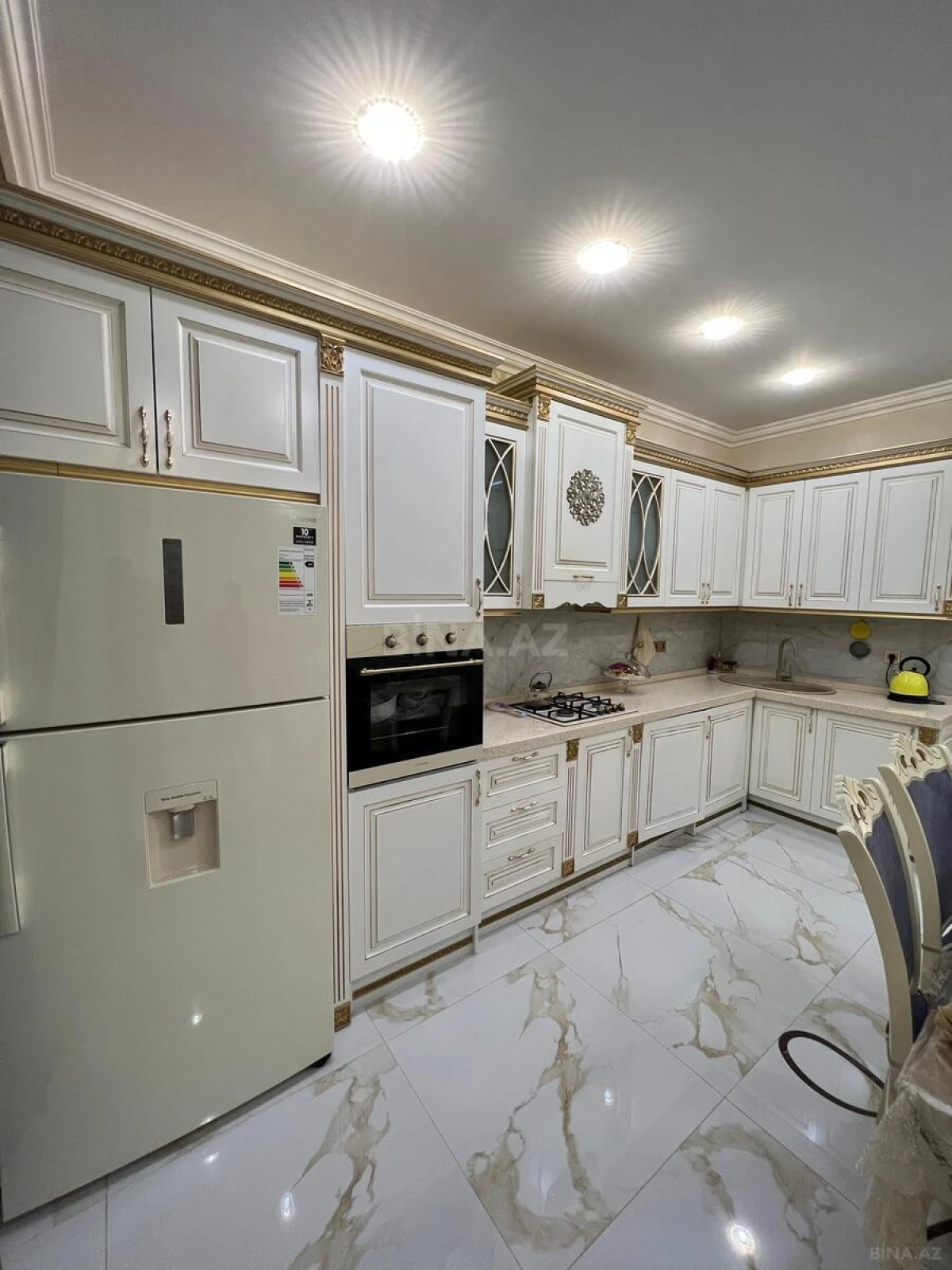 Kirayə verilir 3 otaqlı mənzil 200 m²