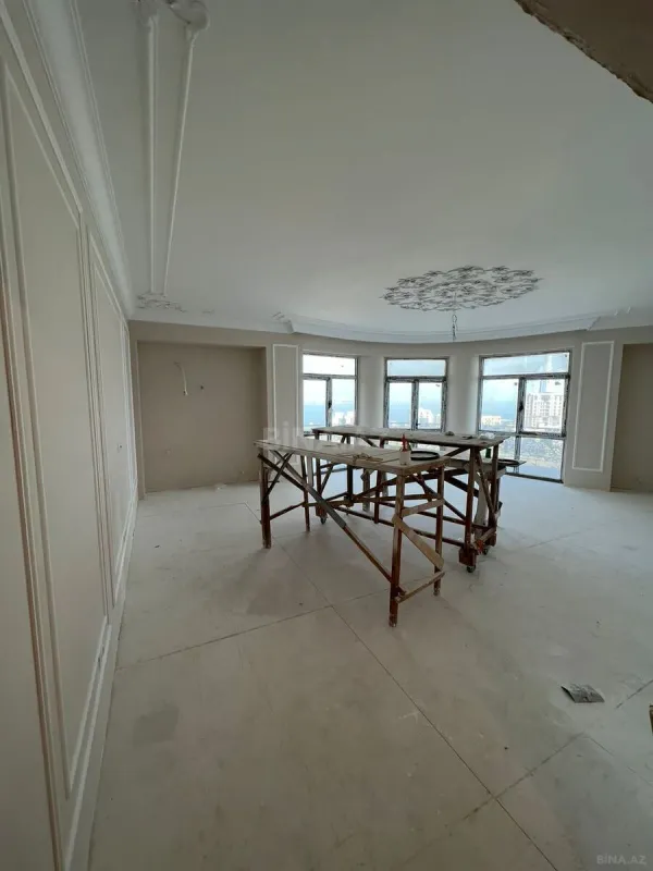 Satılır 4 otaqlı mənzil 240 m²
