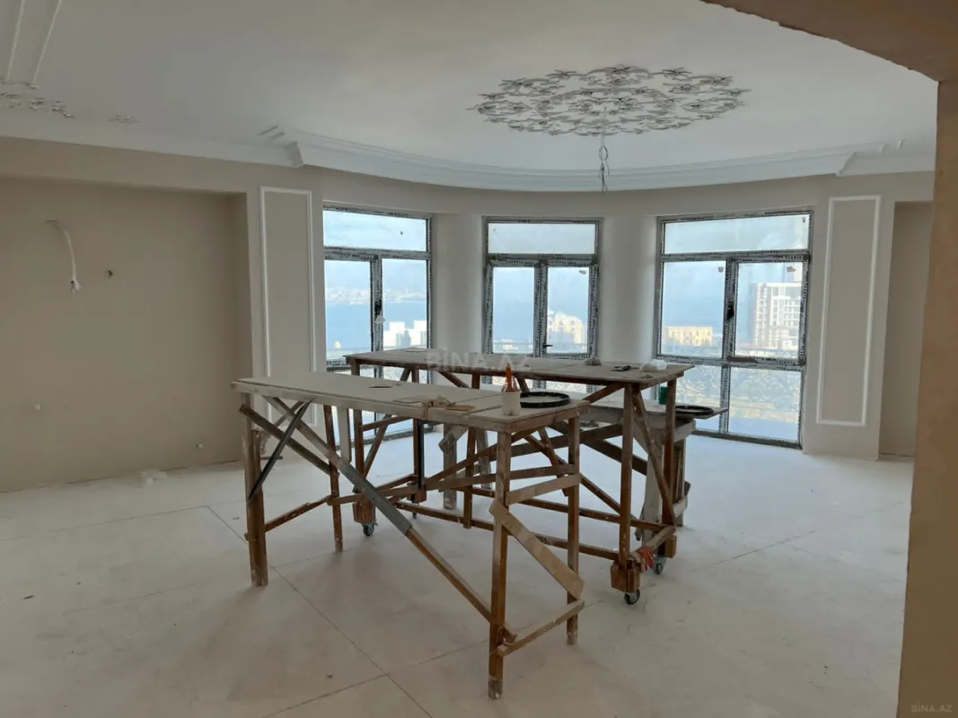 Satılır 4 otaqlı mənzil 240 m²