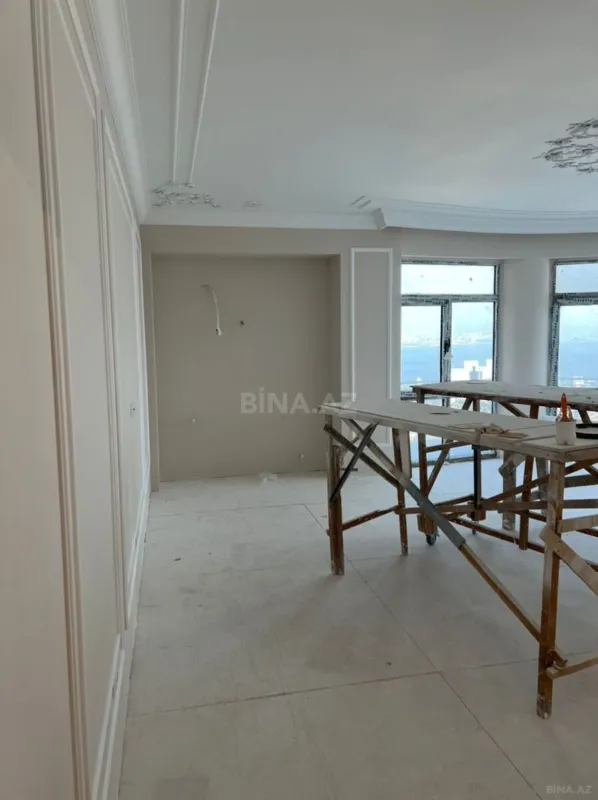 Satılır 4 otaqlı mənzil 240 m²