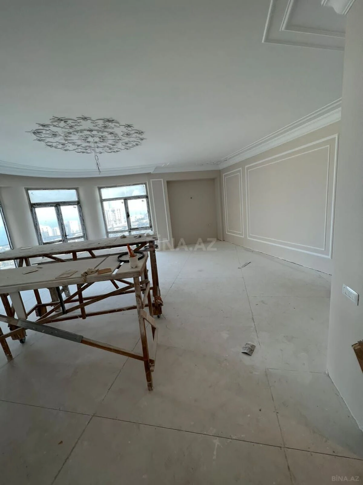 Satılır 4 otaqlı mənzil 240 m²