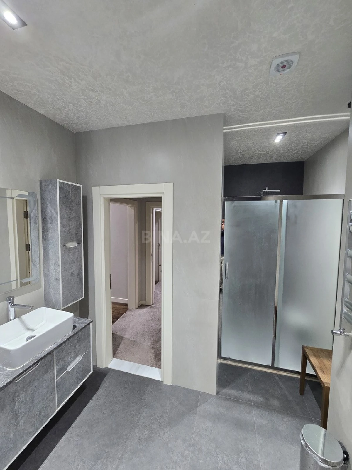 Kirayə verilir 3 otaqlı mənzil 150 m²