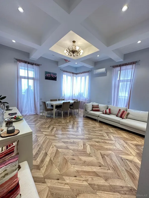 Satılır 3 otaqlı mənzil 155 m²