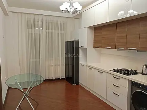 Satılır 3 otaqlı mənzil 135 m²