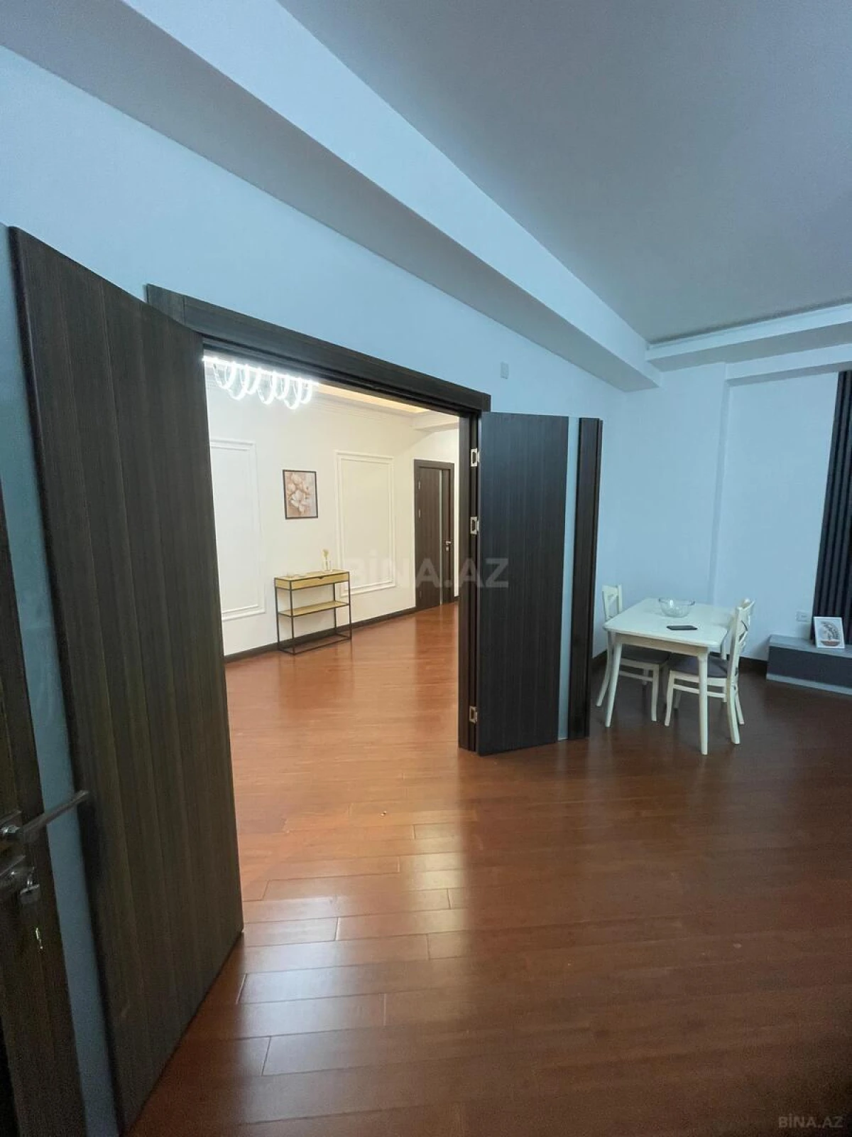 Satılır 3 otaqlı mənzil 135 m²