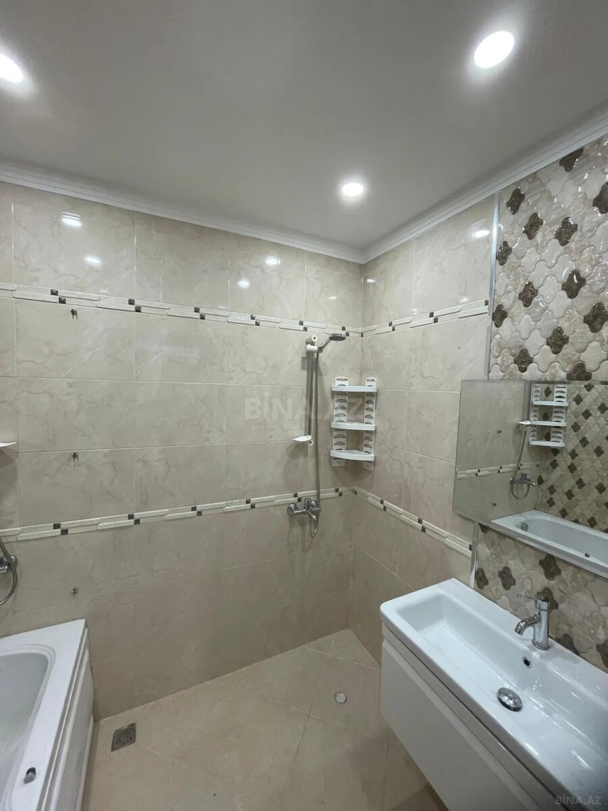 Satılır 3 otaqlı mənzil 135 m²