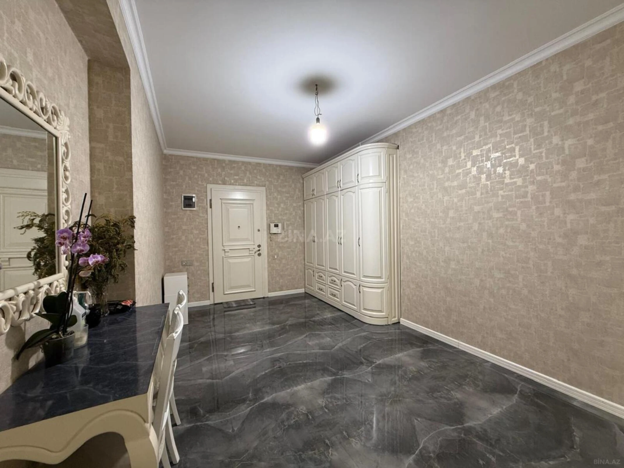 Satılır 3 otaqlı mənzil 160 m²