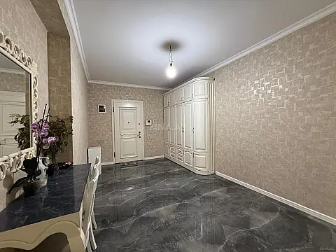 Satılır 3 otaqlı mənzil 160 m²