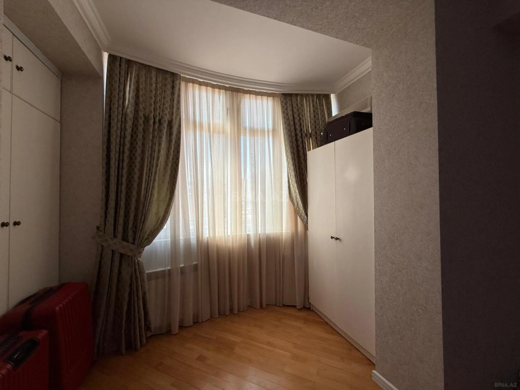 Satılır 3 otaqlı mənzil 160 m²