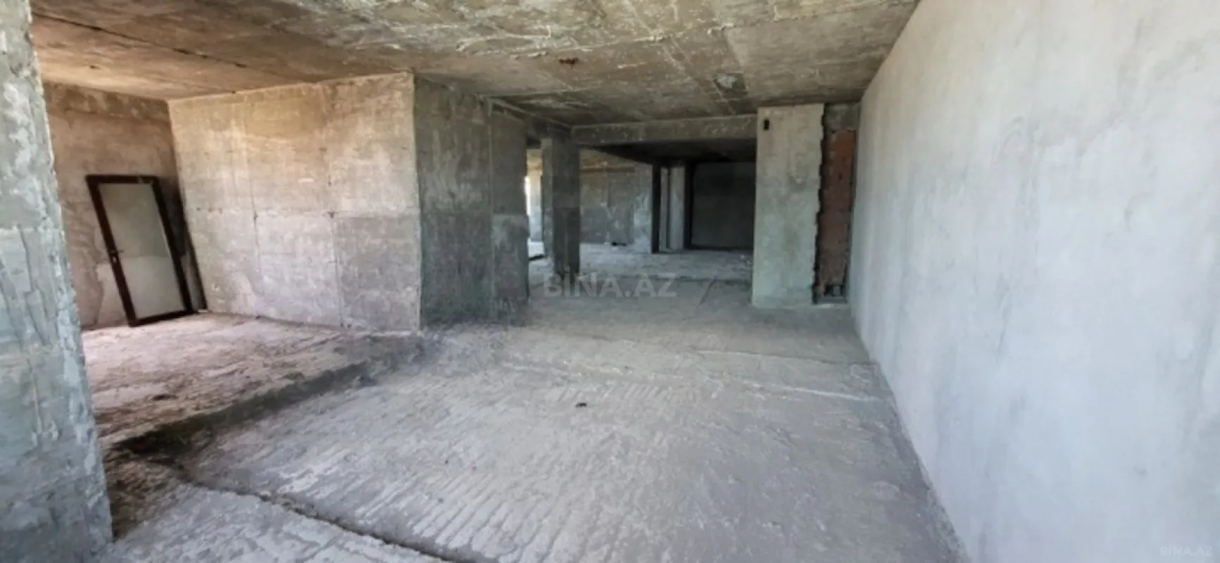Satılır 4 otaqlı mənzil 240 m²