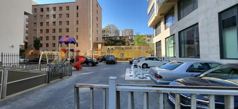 Satılır 4 otaqlı mənzil 240 m²