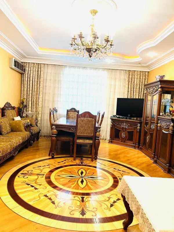 Satılır 4 otaqlı mənzil 156 m²