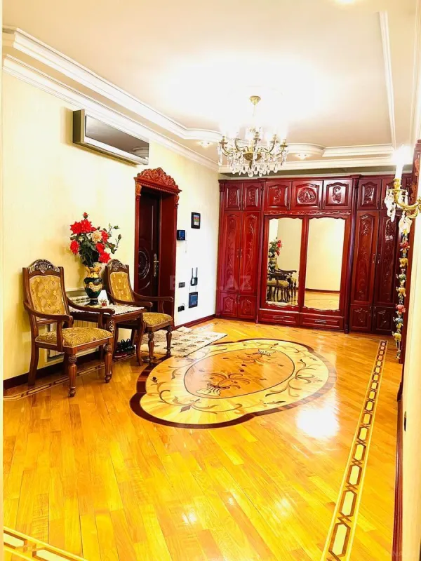 Satılır 4 otaqlı mənzil 156 m²