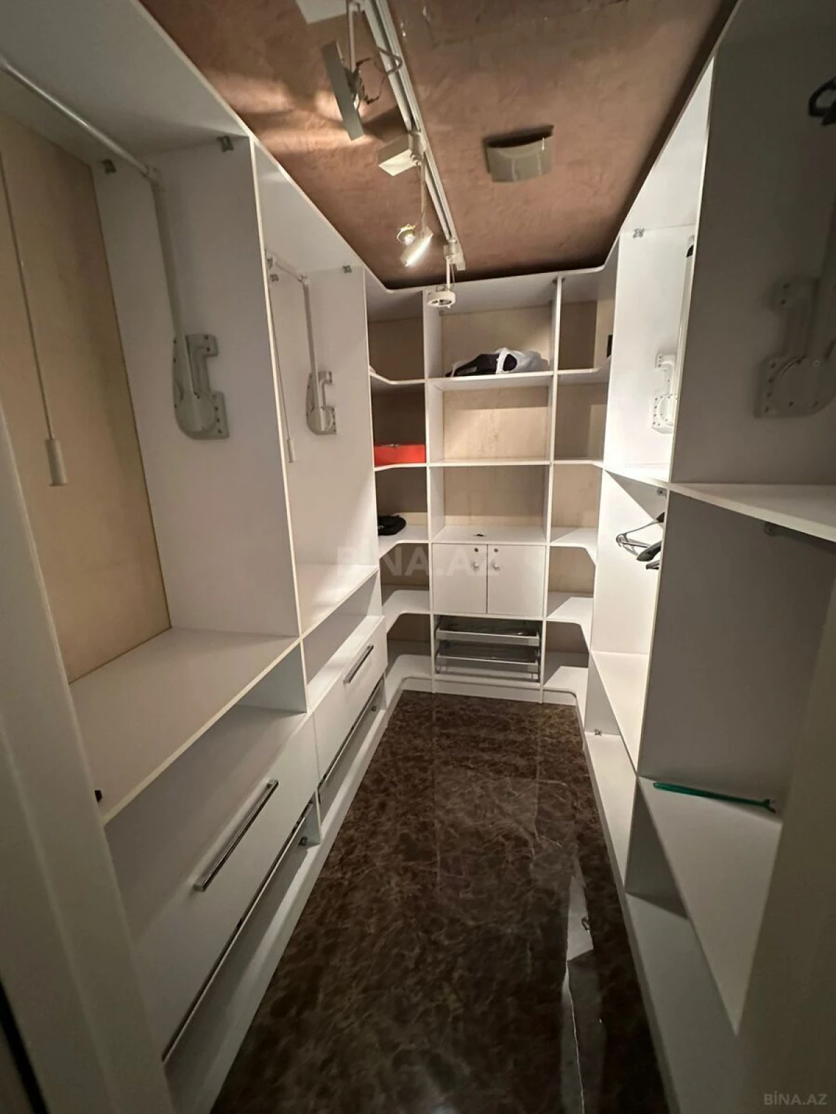 Kirayə verilir 3 otaqlı mənzil 153 m²