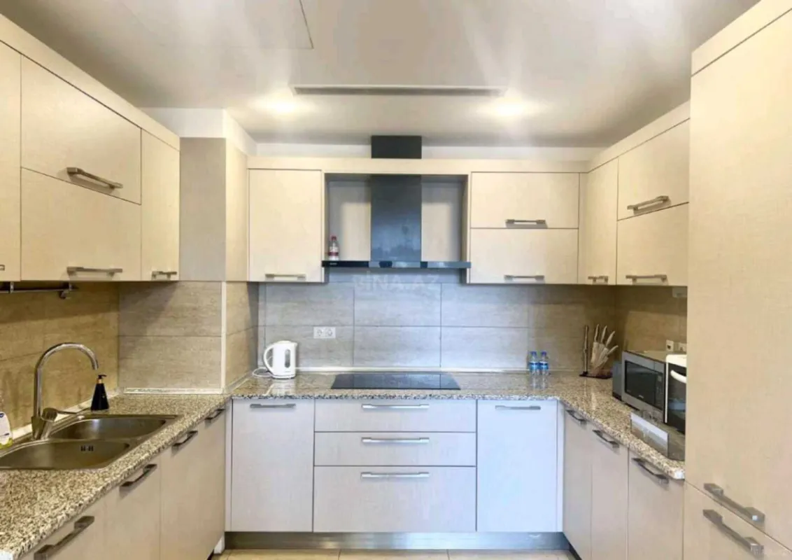 Kirayə verilir 2 otaqlı mənzil 85 m²
