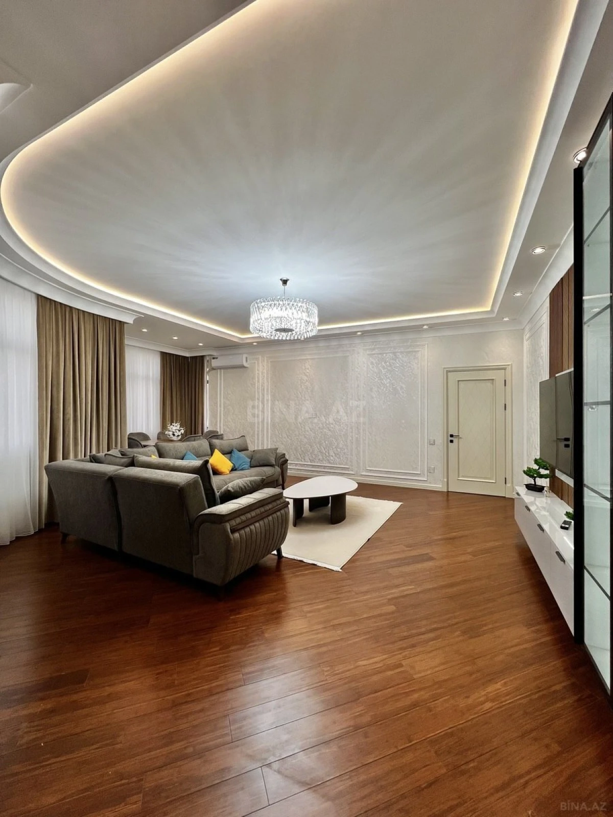 Satılır 4 otaqlı mənzil 191 m²
