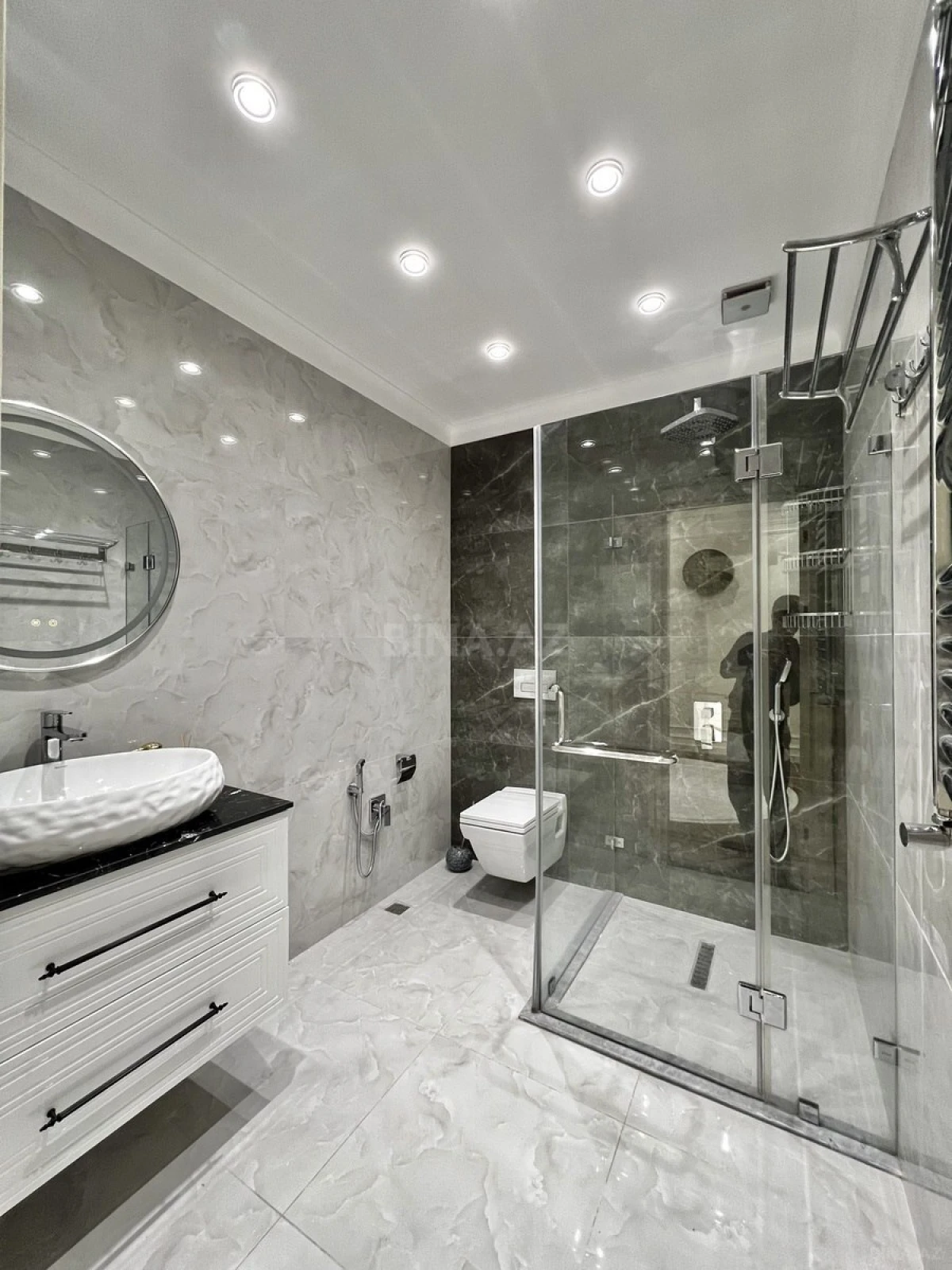 Satılır 4 otaqlı mənzil 191 m²