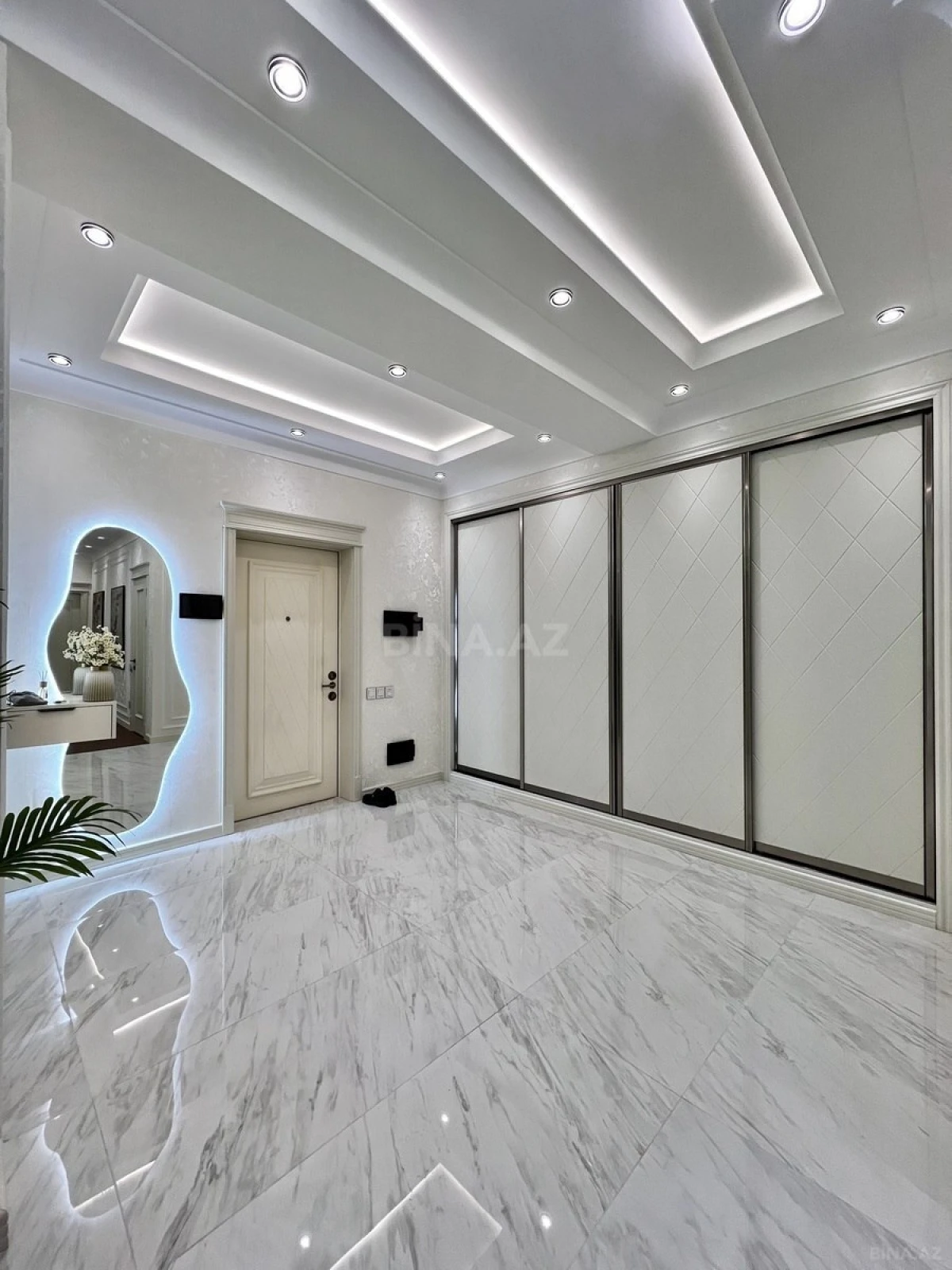 Satılır 4 otaqlı mənzil 191 m²