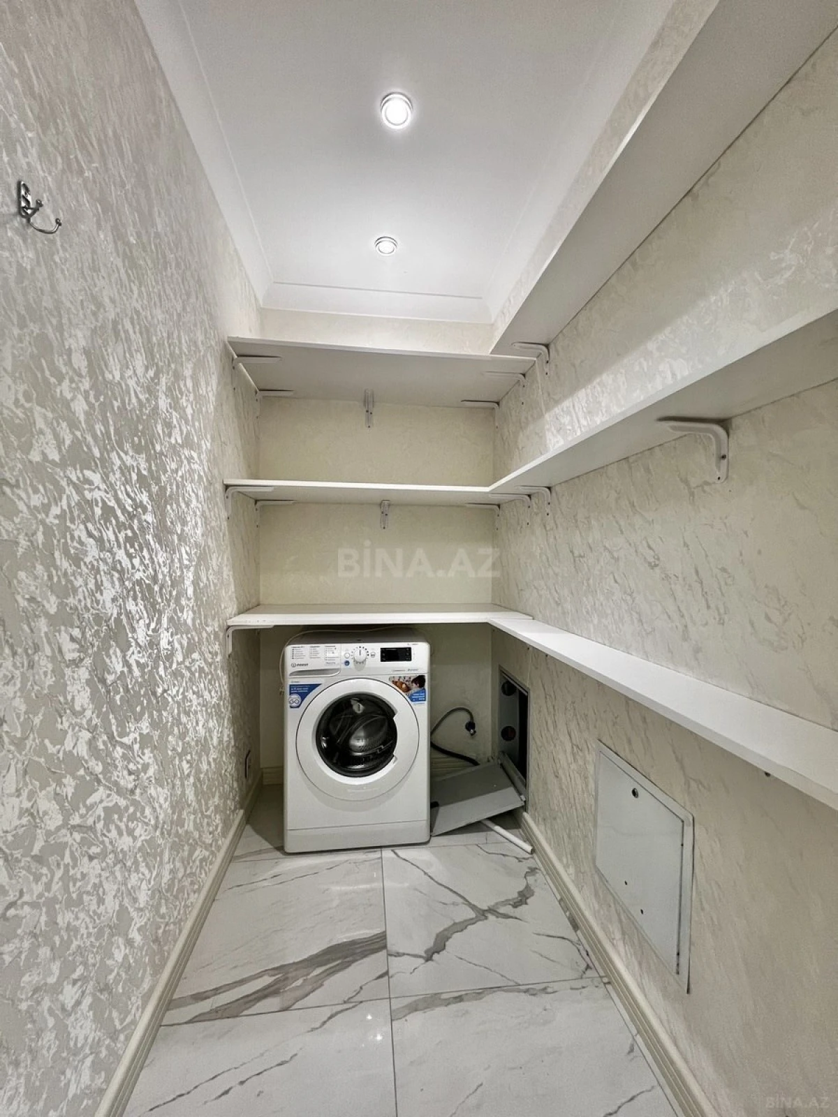 Satılır 4 otaqlı mənzil 191 m²