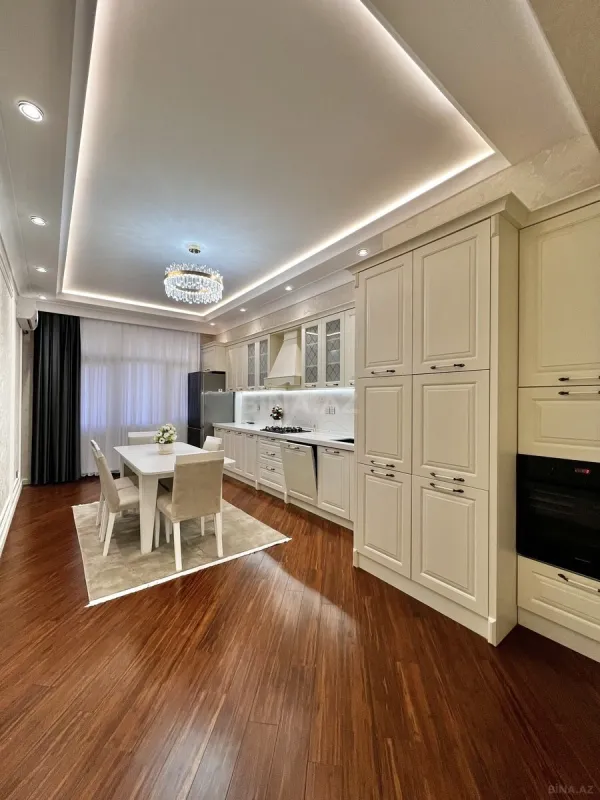 Satılır 4 otaqlı mənzil 191 m²