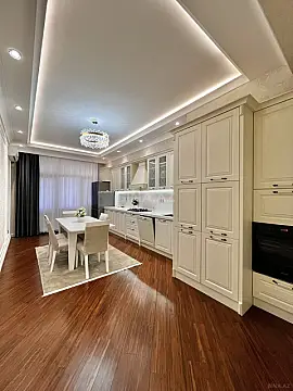 Satılır 4 otaqlı mənzil 191 m²