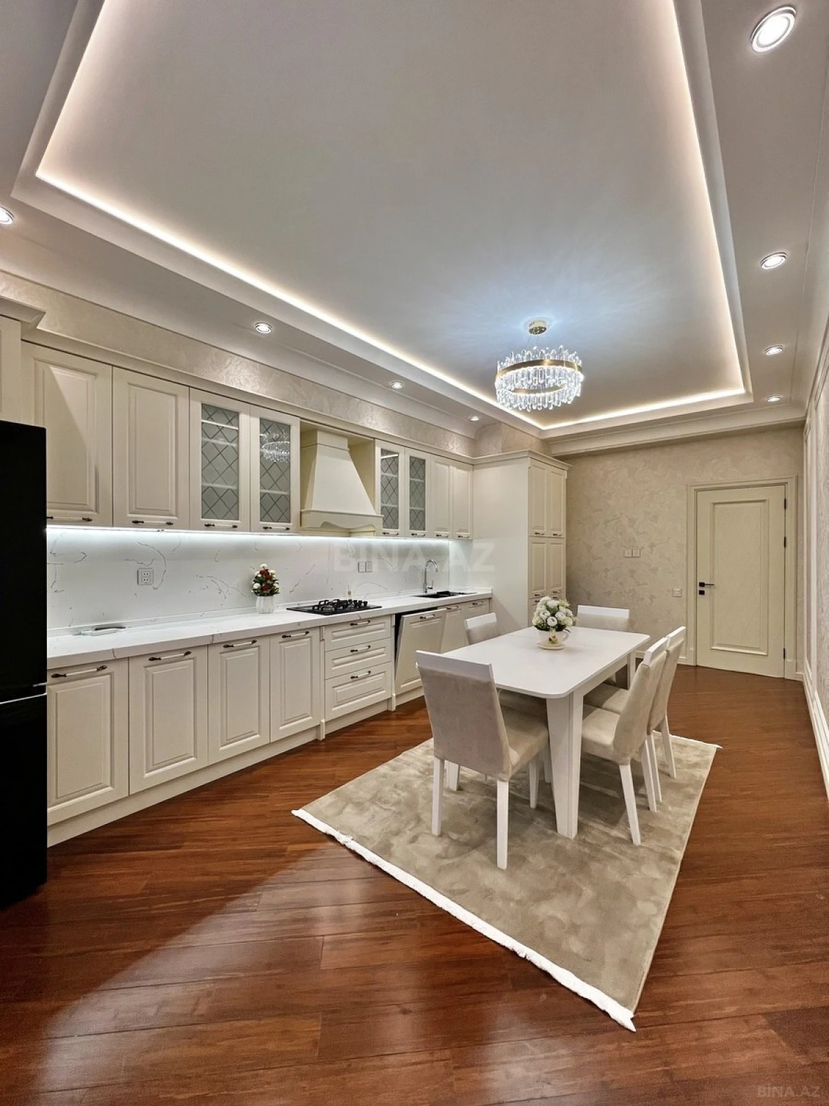 Satılır 4 otaqlı mənzil 191 m²