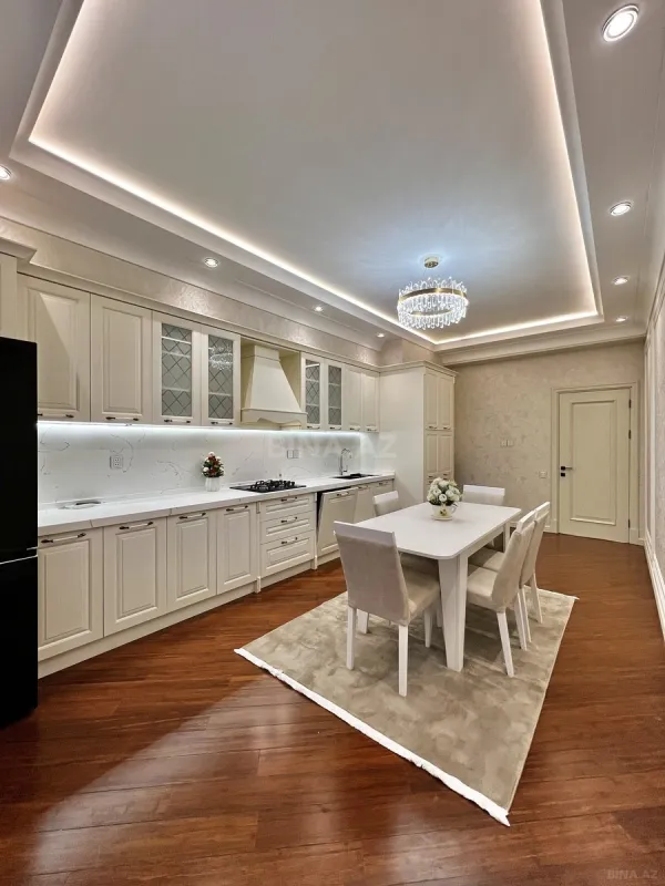 Satılır 4 otaqlı mənzil 191 m²