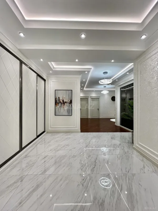 Satılır 4 otaqlı mənzil 191 m²