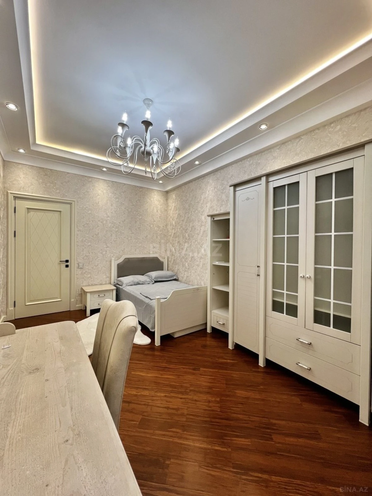 Satılır 4 otaqlı mənzil 191 m²