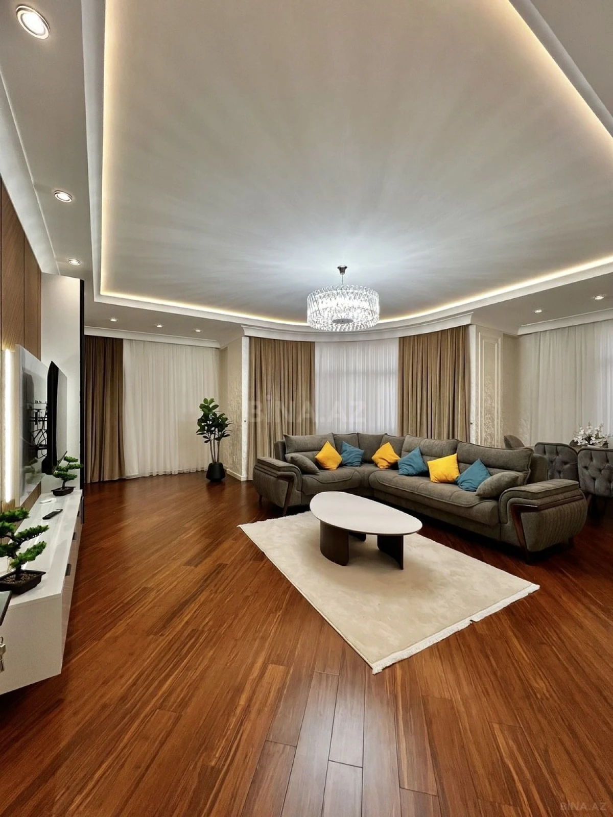 Satılır 4 otaqlı mənzil 191 m²