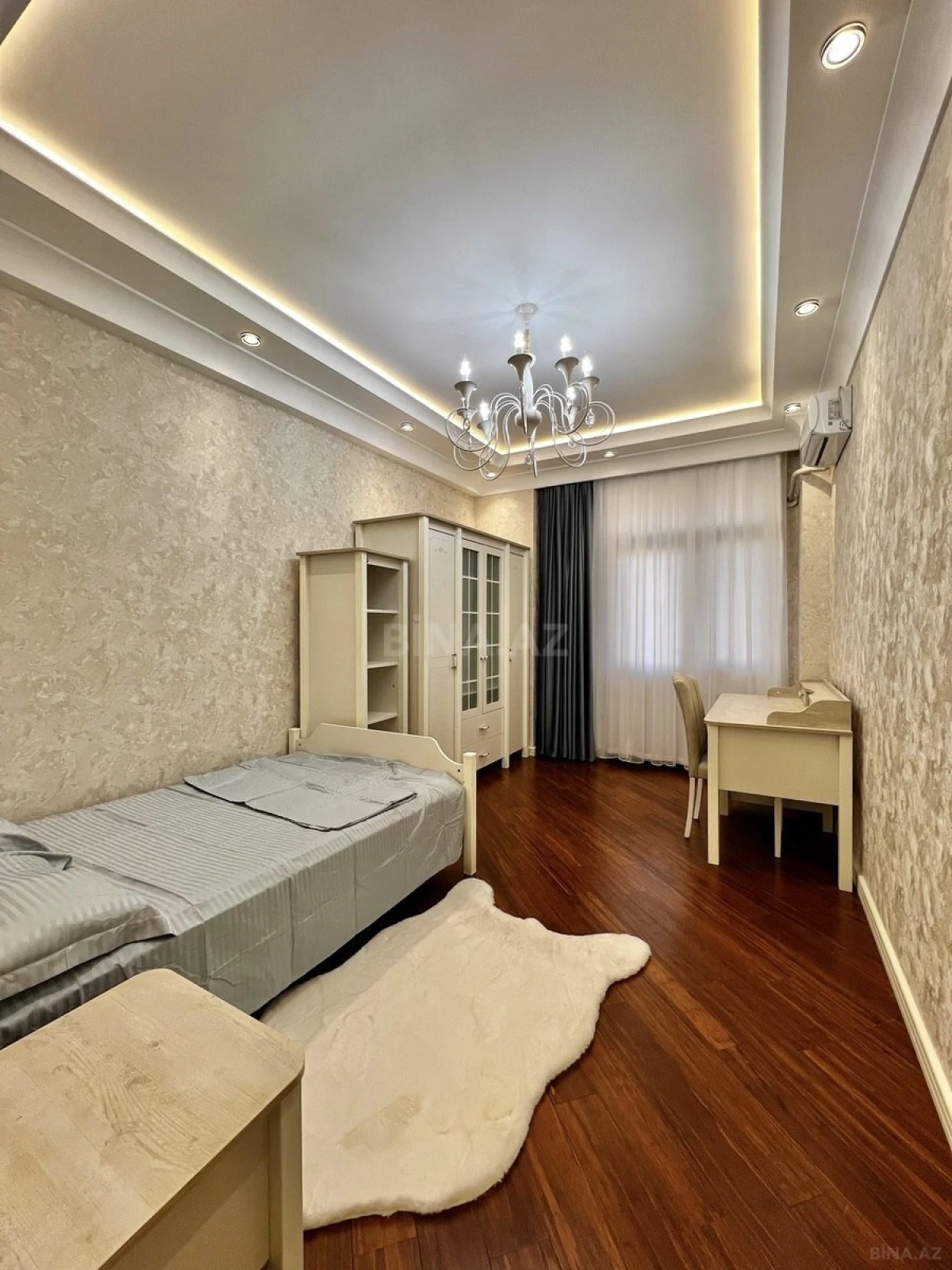 Satılır 4 otaqlı mənzil 191 m²