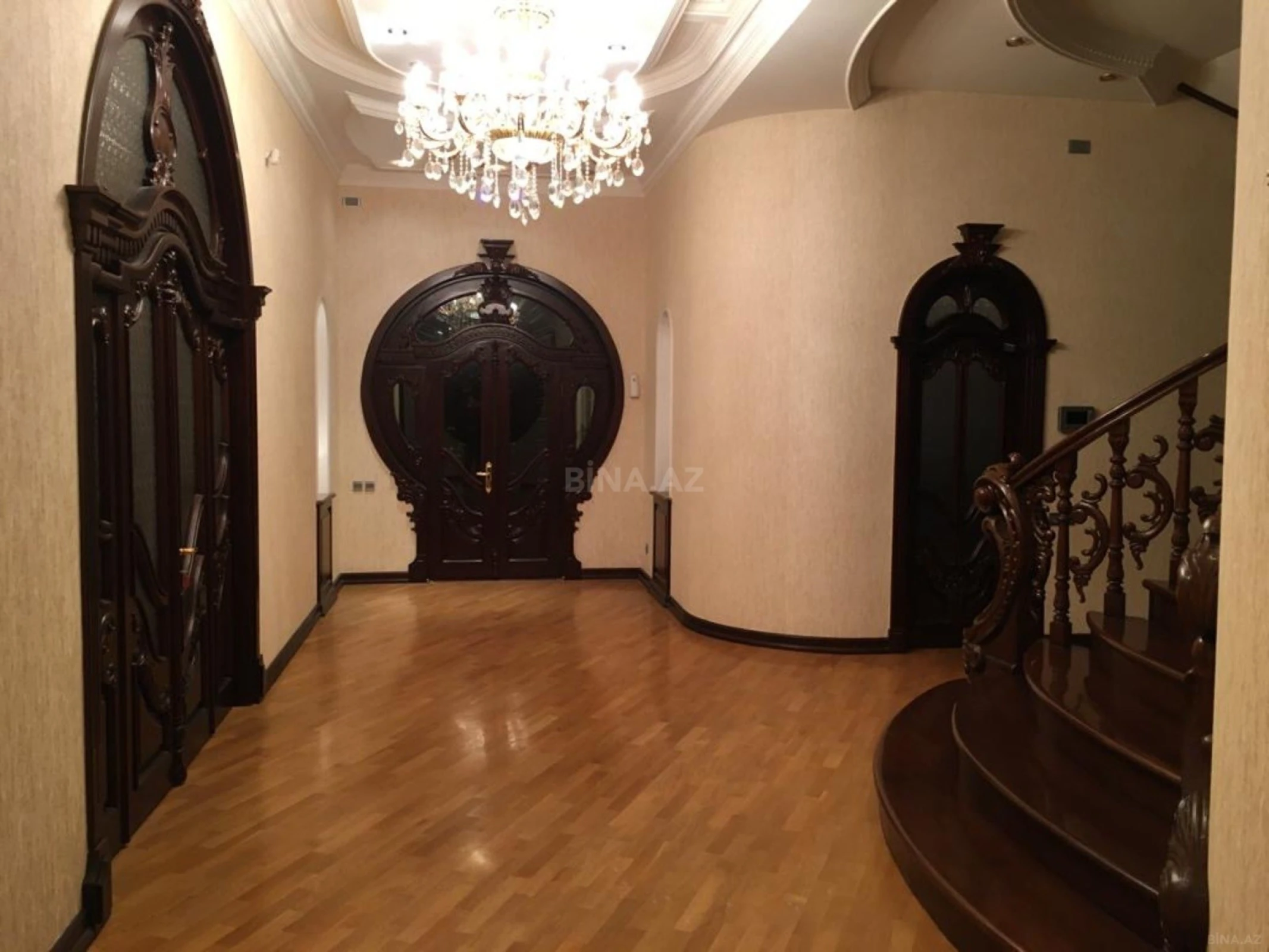 Satılır 10 otaqlı həyət evi 803 m²