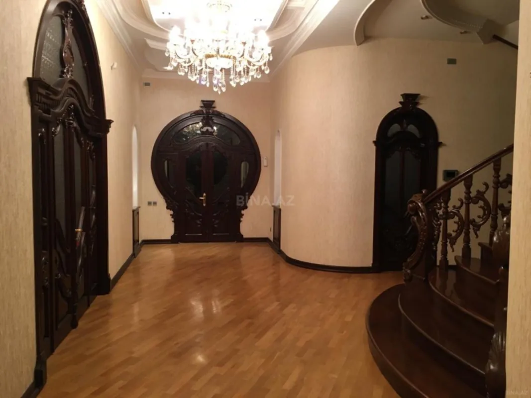 Satılır 10 otaqlı həyət evi 803 m²