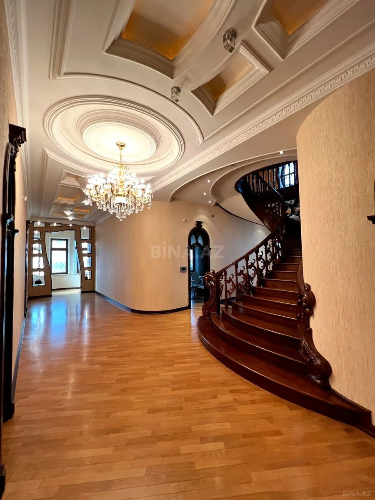 Satılır 10 otaqlı həyət evi 803 m²