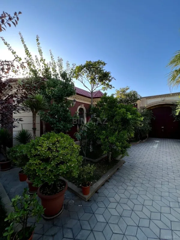 Satılır 10 otaqlı həyət evi 803 m²