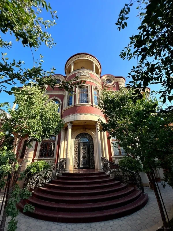 Satılır 10 otaqlı həyət evi 803 m²