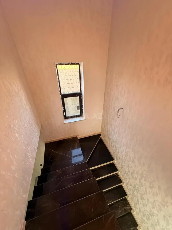 Satılır 6 otaqlı həyət evi 300 m²