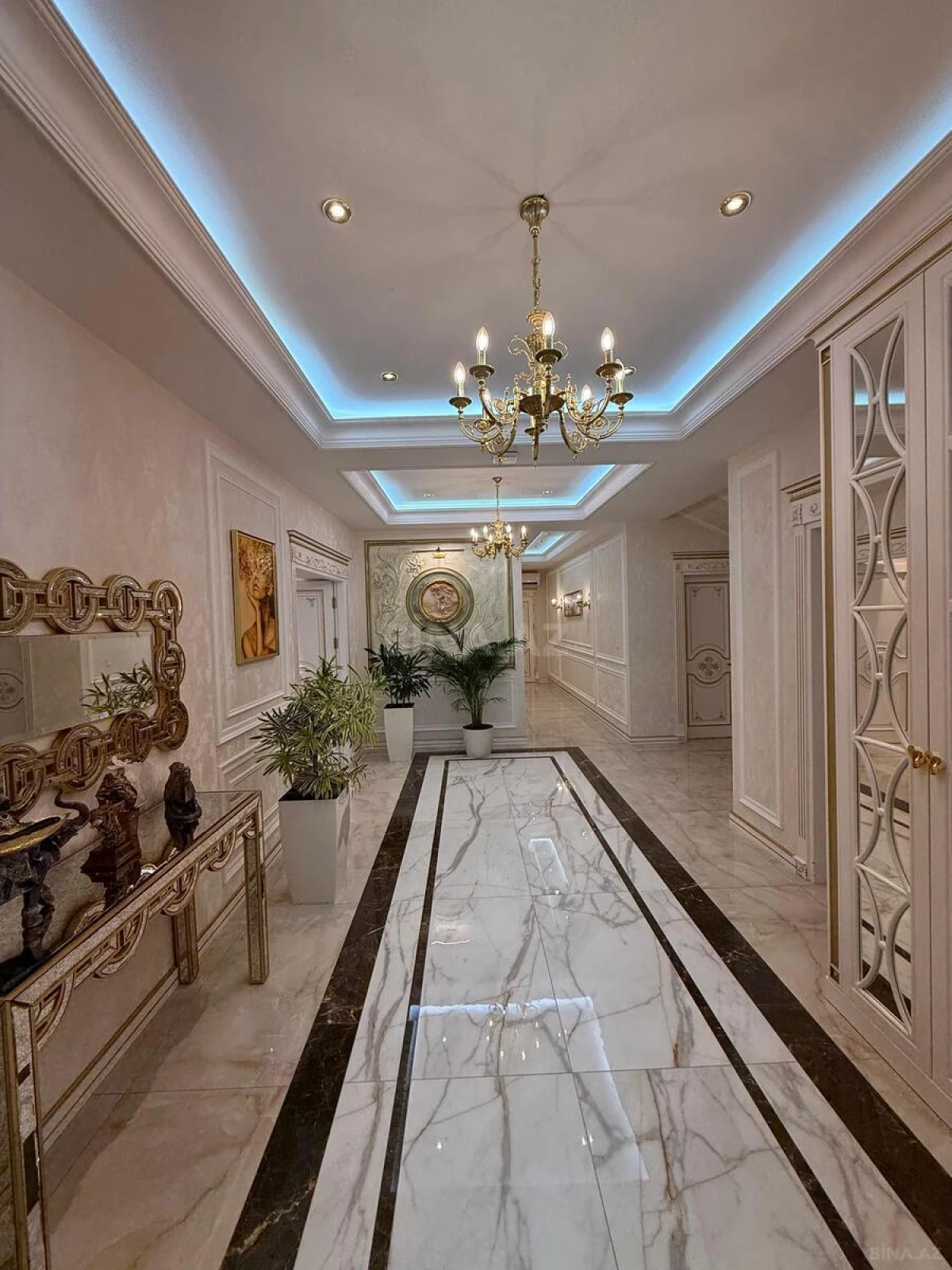 Satılır 4 otaqlı mənzil 255 m²