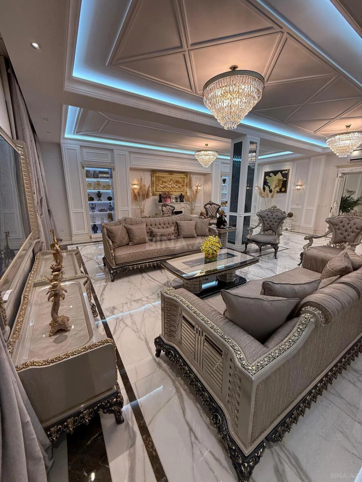 Satılır 4 otaqlı mənzil 255 m²