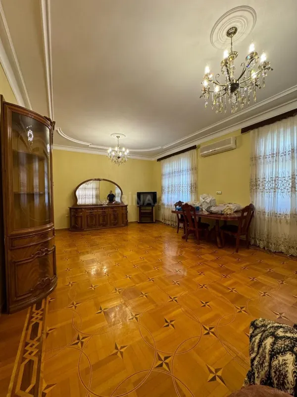 Satılır 10 otaqlı həyət evi 300 m²