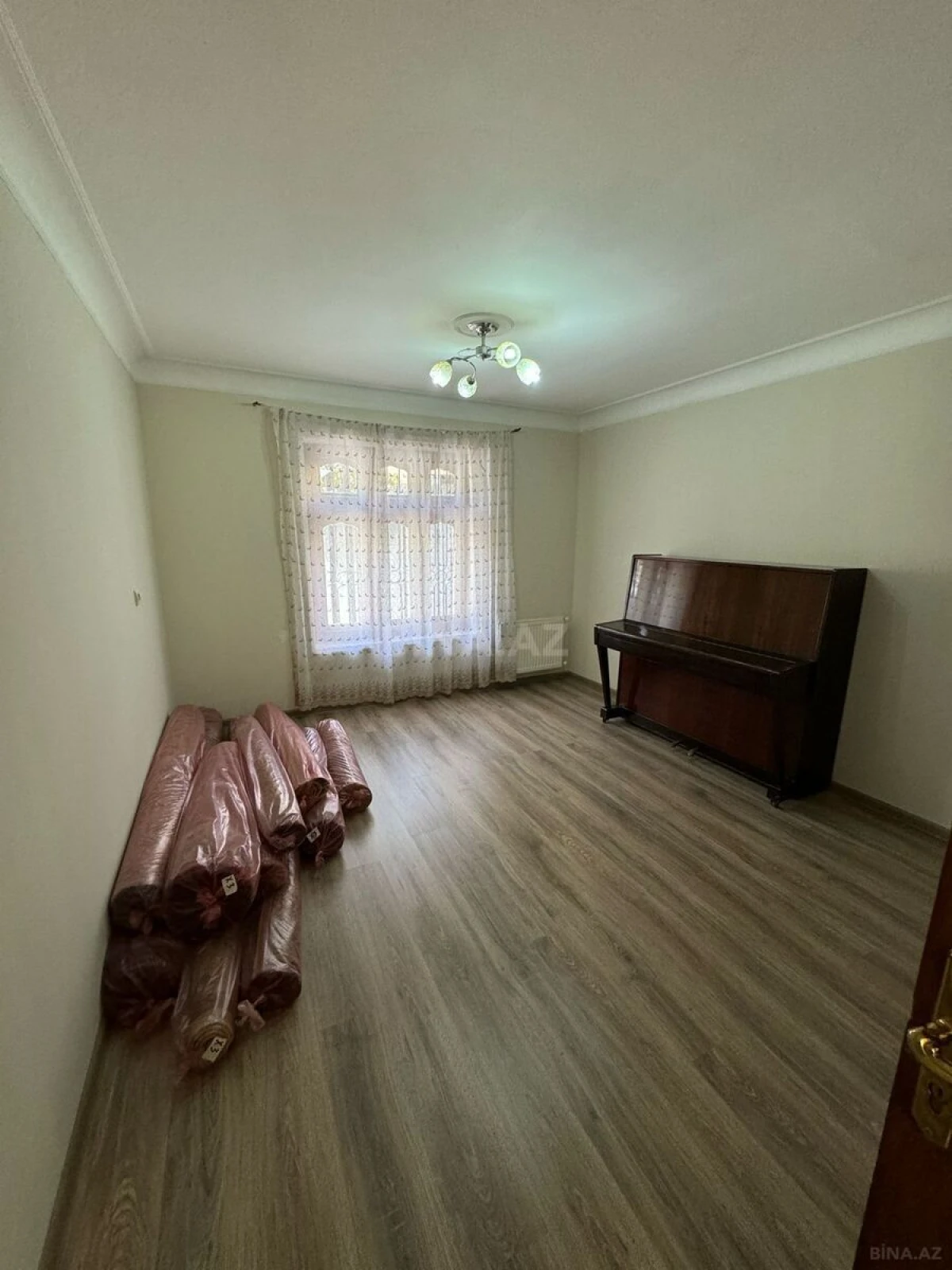 Satılır 10 otaqlı həyət evi 300 m²
