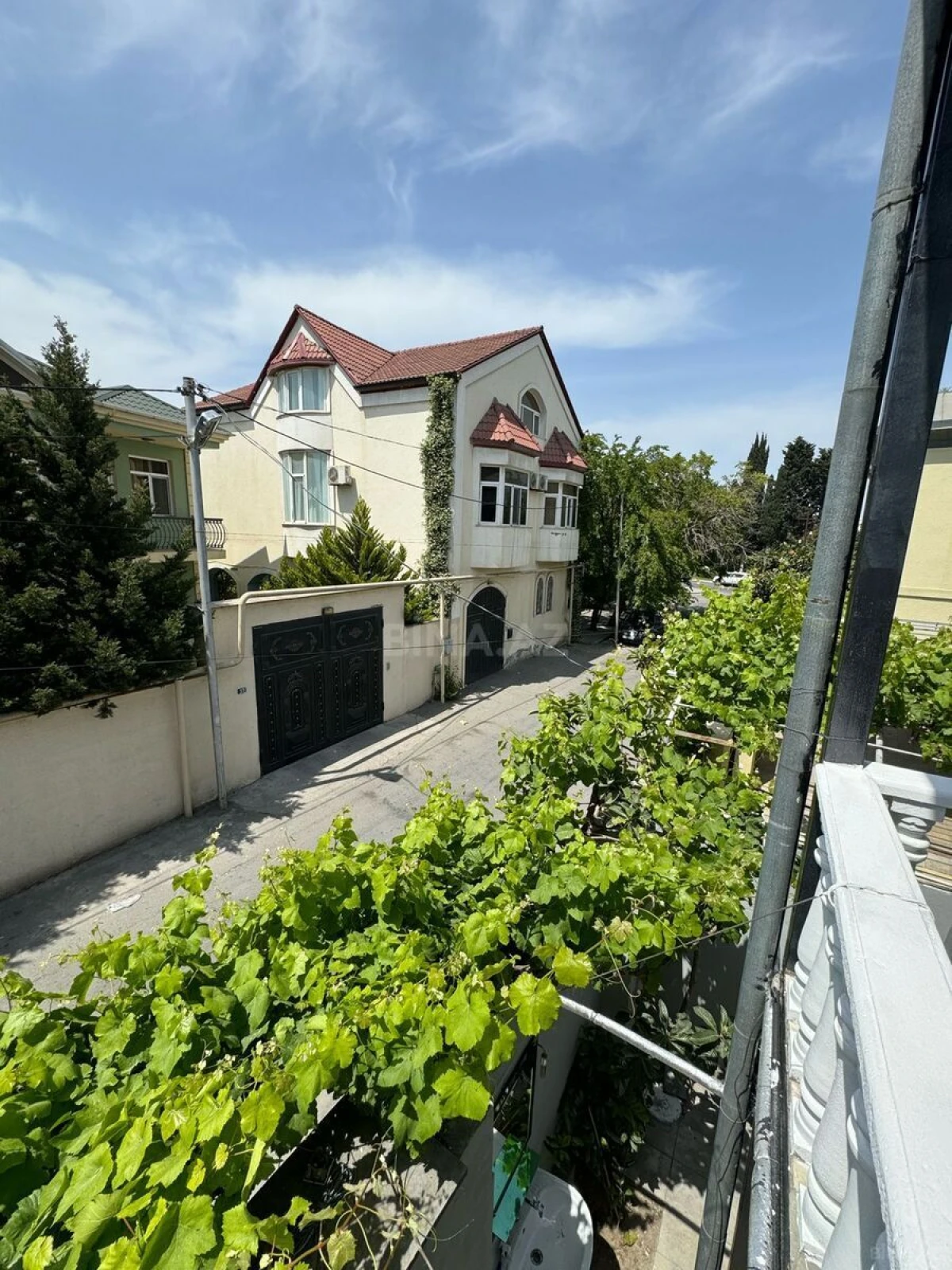 Satılır 10 otaqlı həyət evi 300 m²