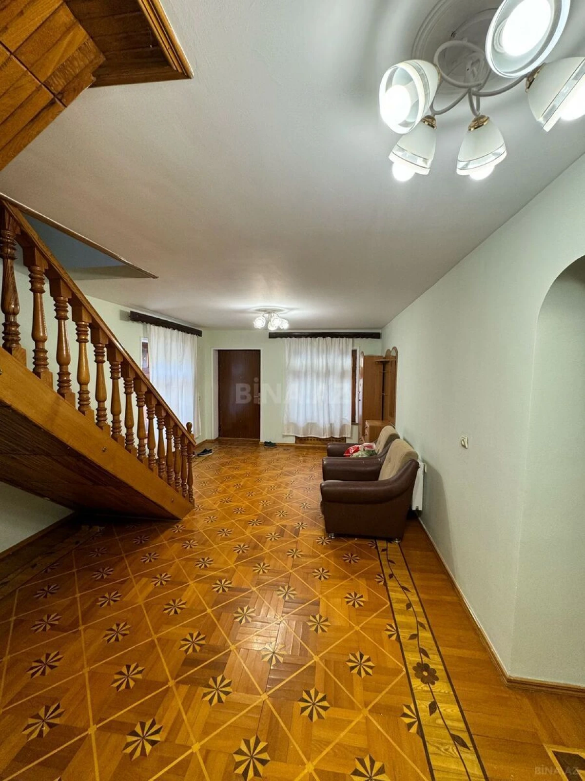 Satılır 10 otaqlı həyət evi 300 m²