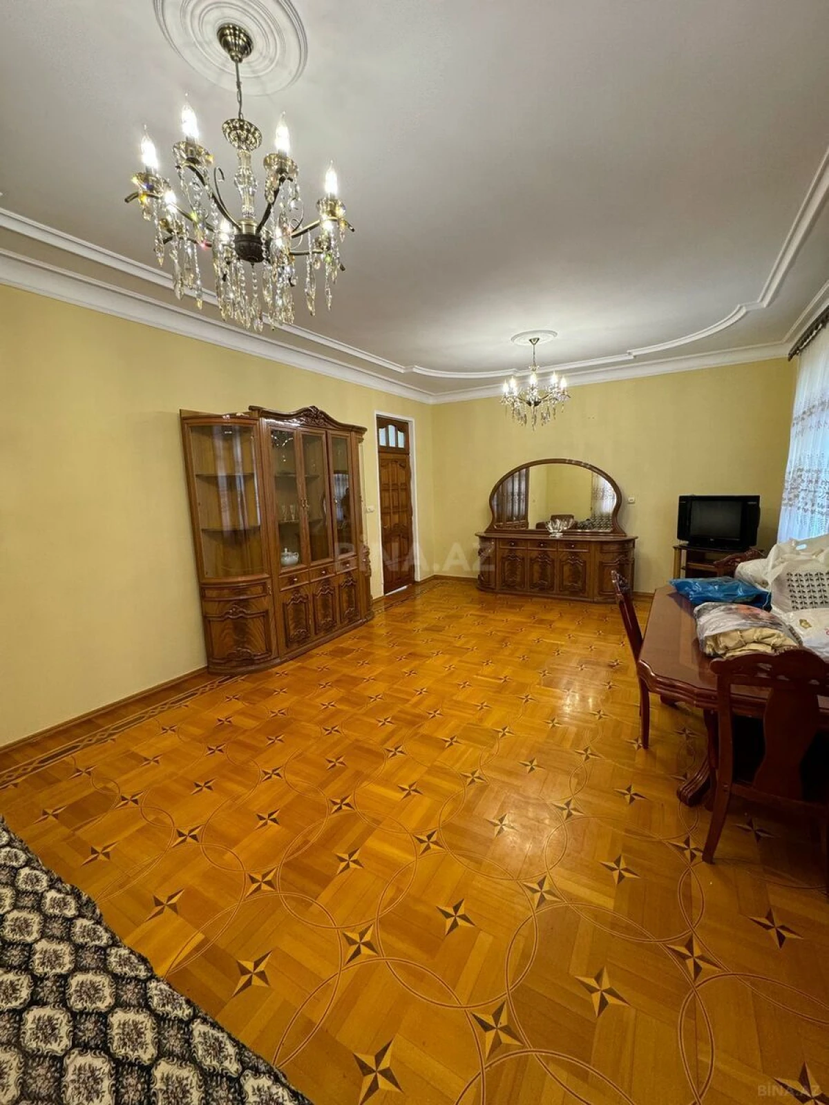 Satılır 10 otaqlı həyət evi 300 m²