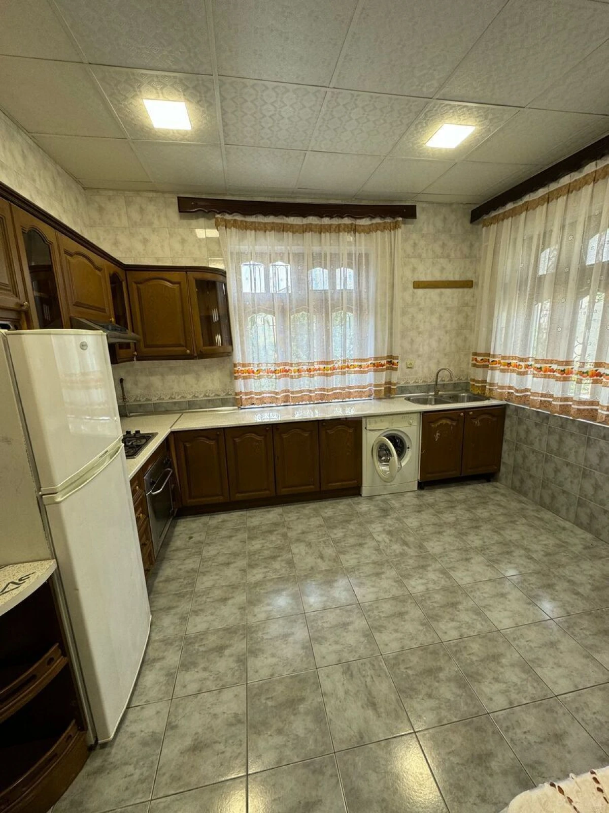 Satılır 10 otaqlı həyət evi 300 m²